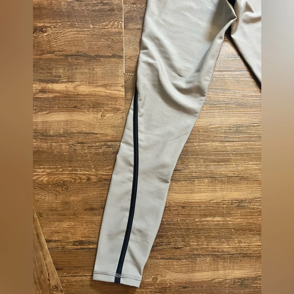 Abercrombie & Fitch YPB SculptLUX Gray Leggings - Picture 3 of 4